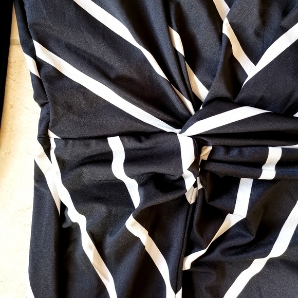 Faux wraparound dress slimming black white dress 3/4 sleeve - Picture 10 of 12